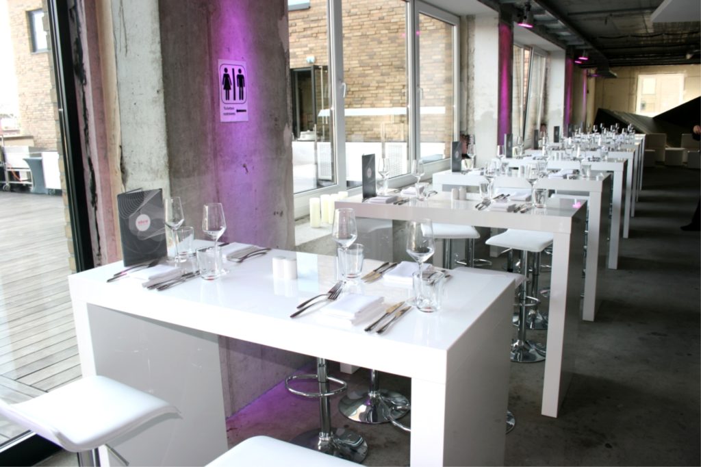 Über LOUNGE MIETMÖBEL - brueckentisch mieten 1 1024x682 brueckentisch mieten 1 1024x682