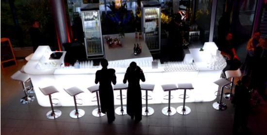 Pressemitteilung | Stimmungsvolle Events mit farbigen Leuchtmöbeln - led theke 8 led theke 8