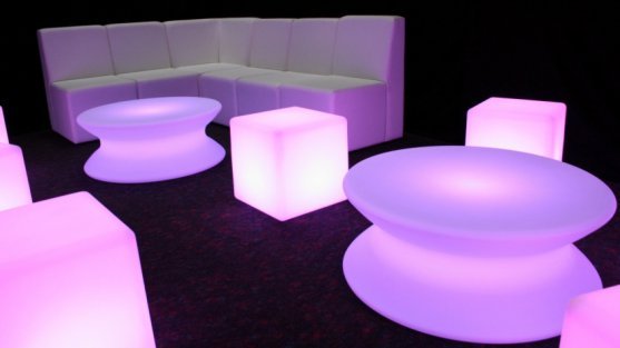 Unentbehrlich: der Loungetisch - led tisch mieten led tisch mieten