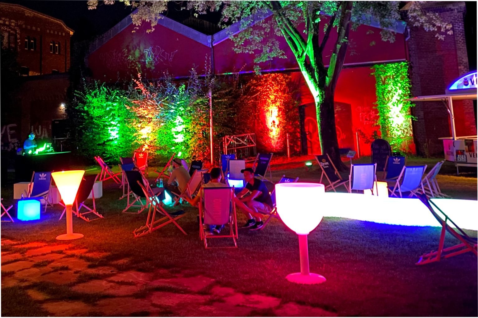 Outdoor-Loungemöbel für Events unter freiem Himmel mieten