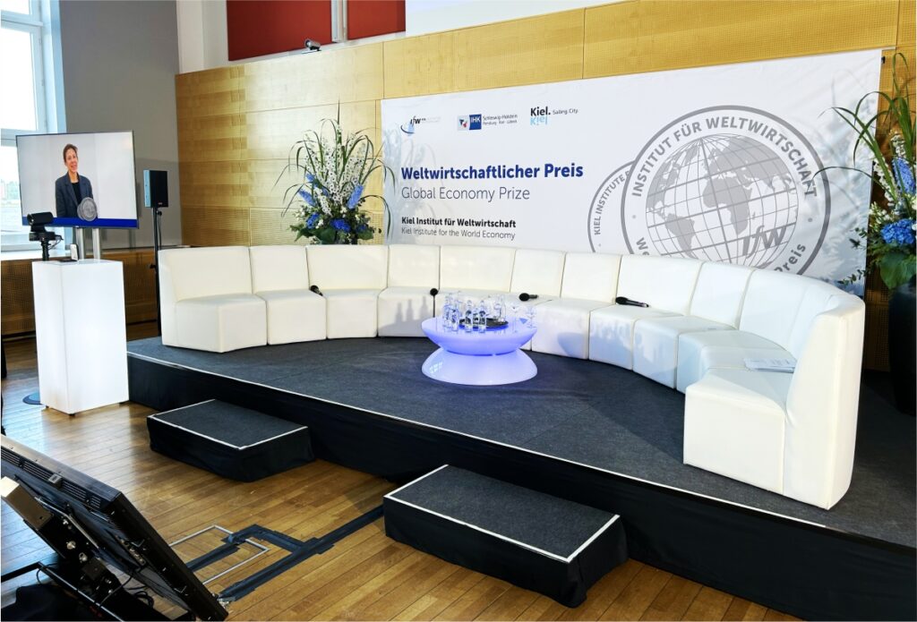 rundes talk sofa 1024x695