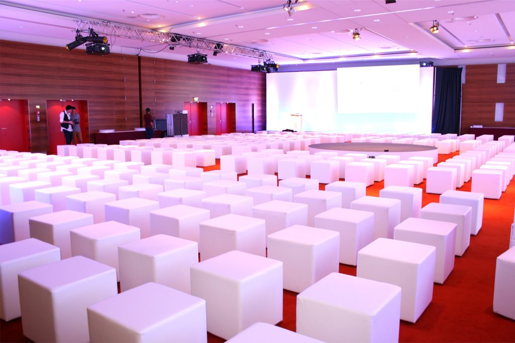 Referenzen LOUNGE-MIETMÖBEL - sitzwuerfel mieten 1 1024x683 sitzwuerfel mieten 1 1024x683