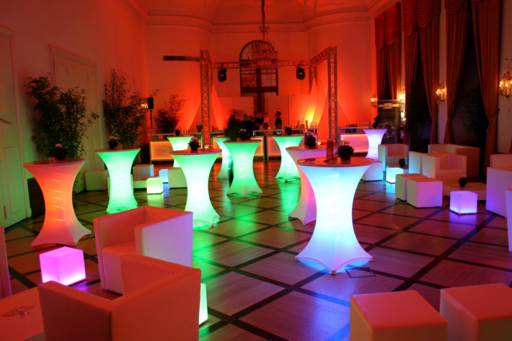 LED-Loungemöbel für Events mieten - stehtisch mit led 1 1024x682 stehtisch mit led 1 1024x682